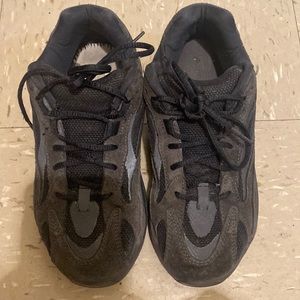 Adidas Yeezy Boost 700 V2 Vanta (Kids) WORN SOLE MISSING